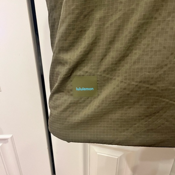 Lululemon Insulated Hiking Vest in olive green - Picture 8 of 8